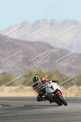 media/Oct-30-2025-Racers Edge (Thu) [[dabbdaf680]]/3-B Group/Session 2 (Turn 14)/